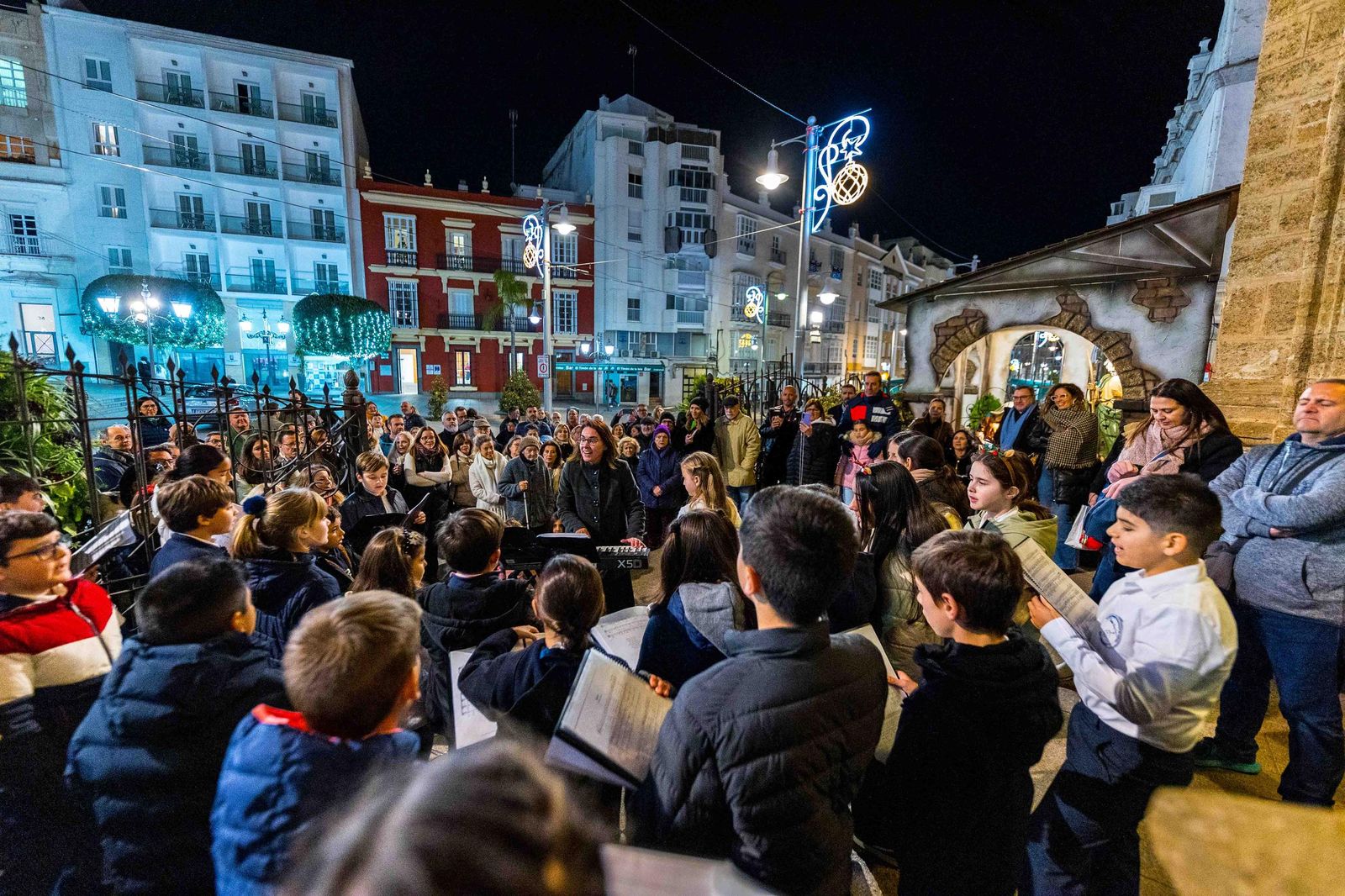 Bendecido el belén 'clásico' de San Fernando en el cancel de la Iglesia Mayor