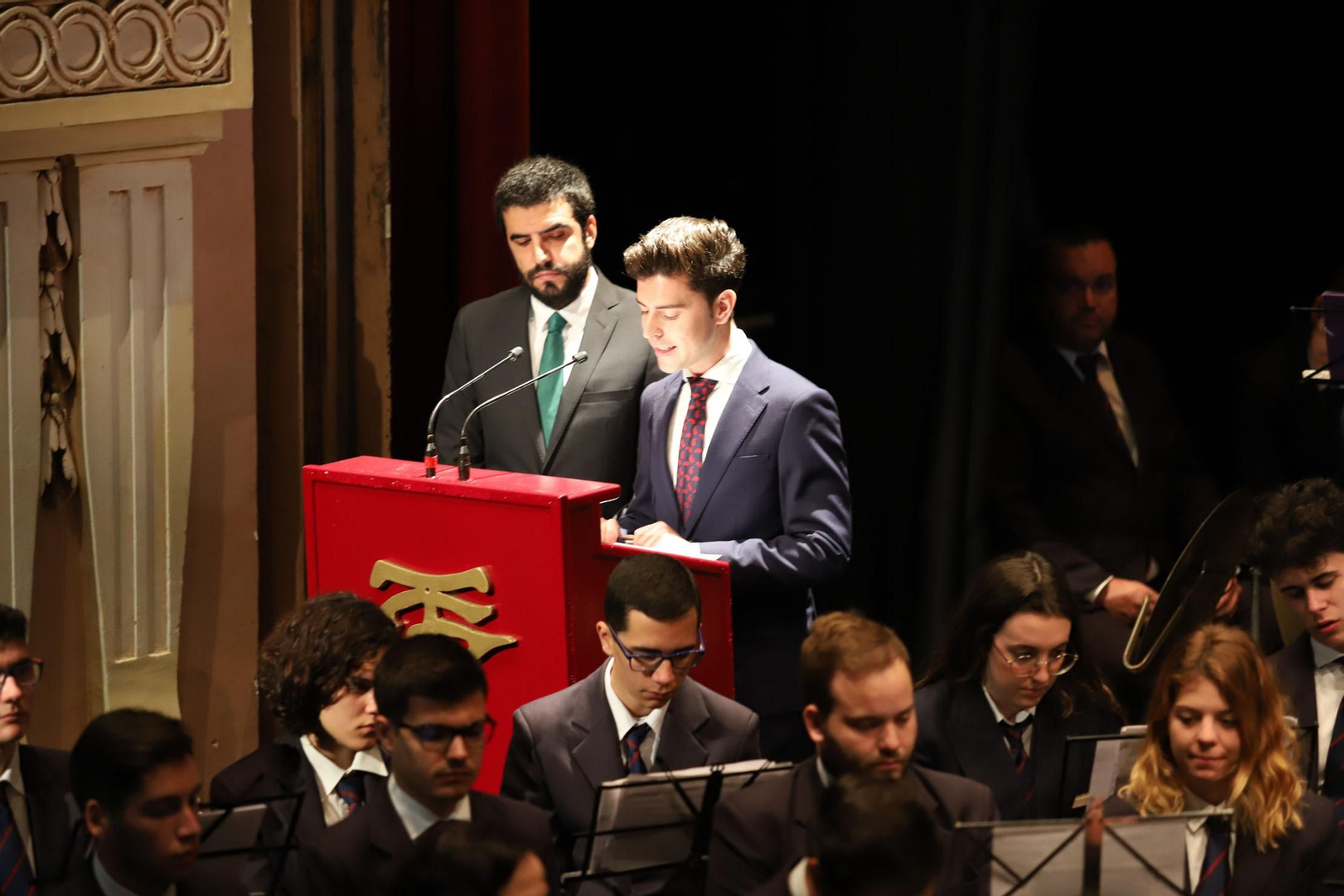 Presentan manto de la Virgen del Amor.