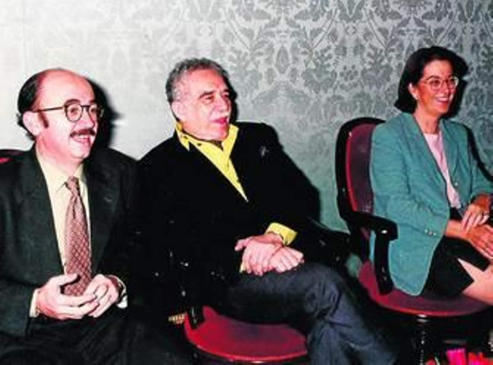 Rafael Román con el Nobel de Literatura Gabriel García Márquez y Carmen Romero, que fue diputada del PSOE.
