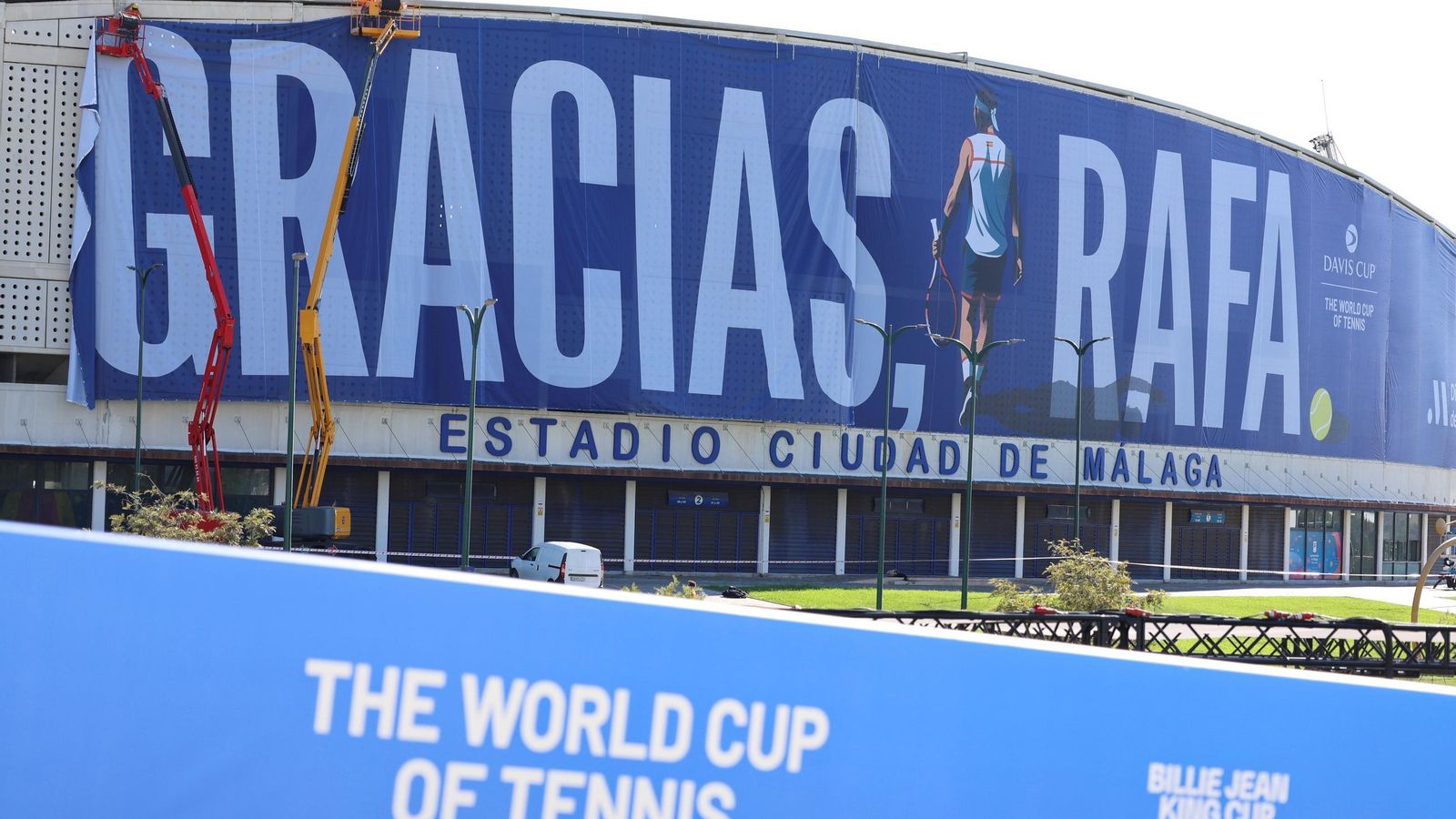 La pancarta de homenaje a Rafa Nadal en el Ciudad de Málaga, en imágenes