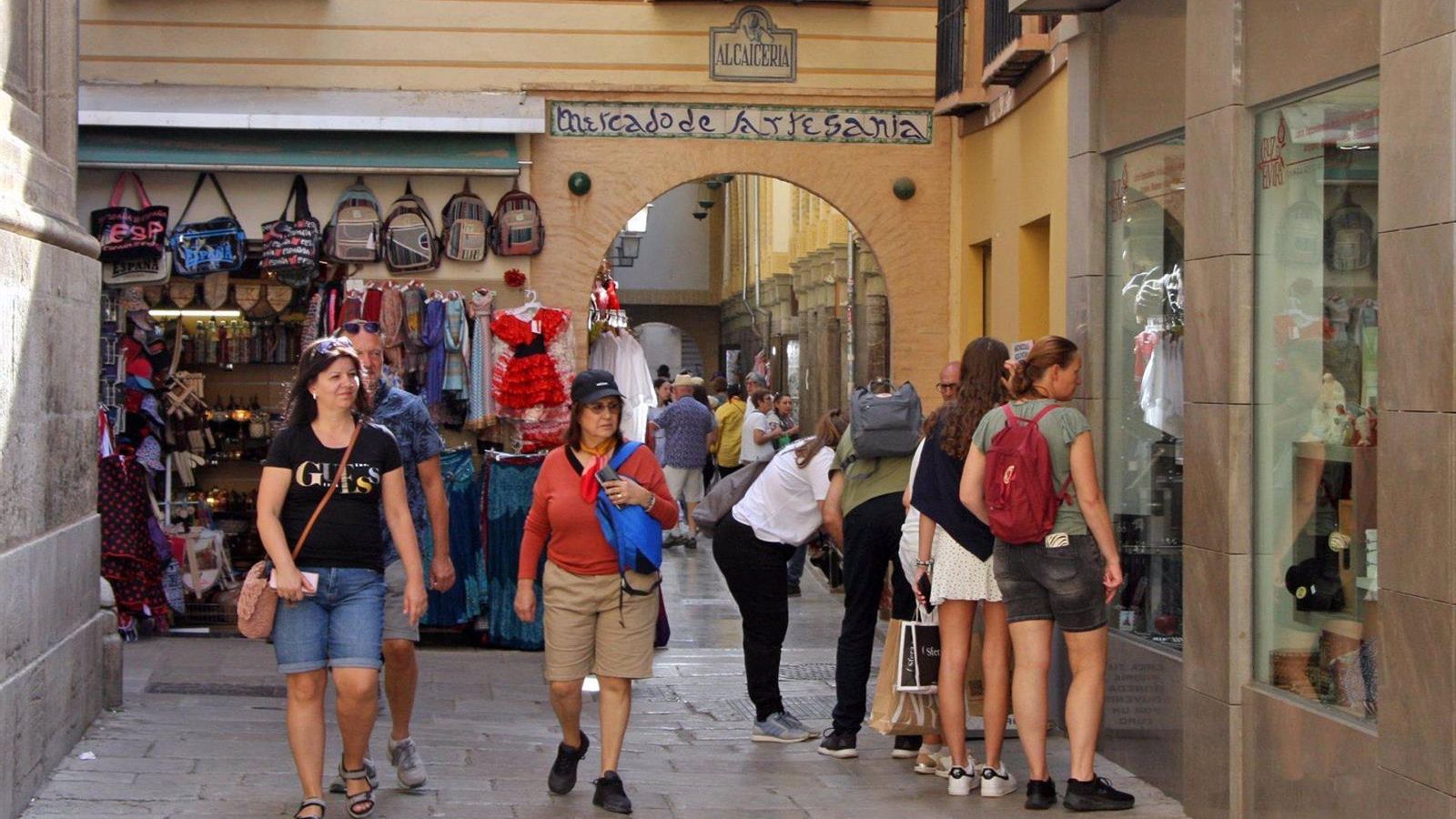 Una de las calles de la Alcaicería de Granada, sitio recorrido a diario por miles de turistas