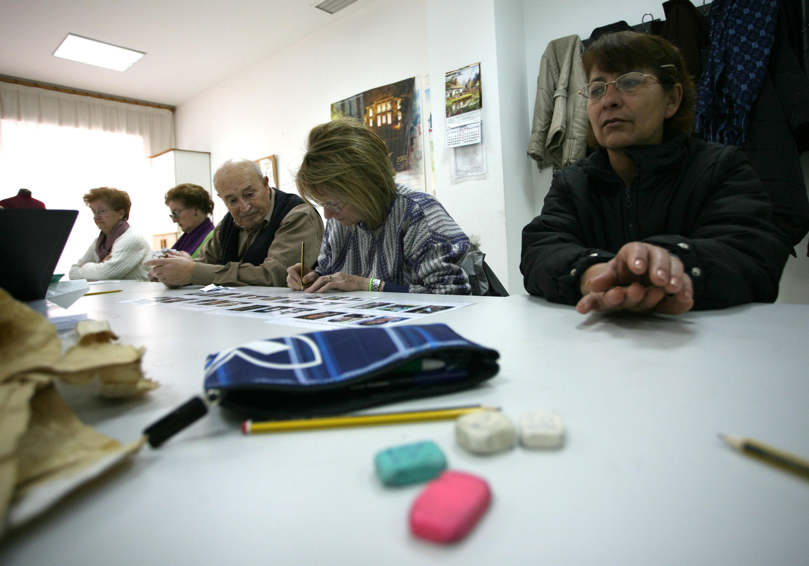 Usuarios de un centro social durante un taller para ejercitar la memoria.