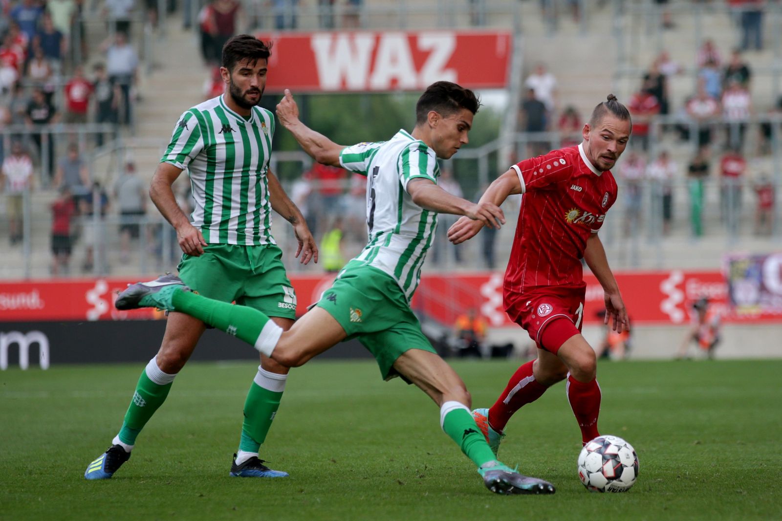 Bartra, a punto de golpear la pelota.