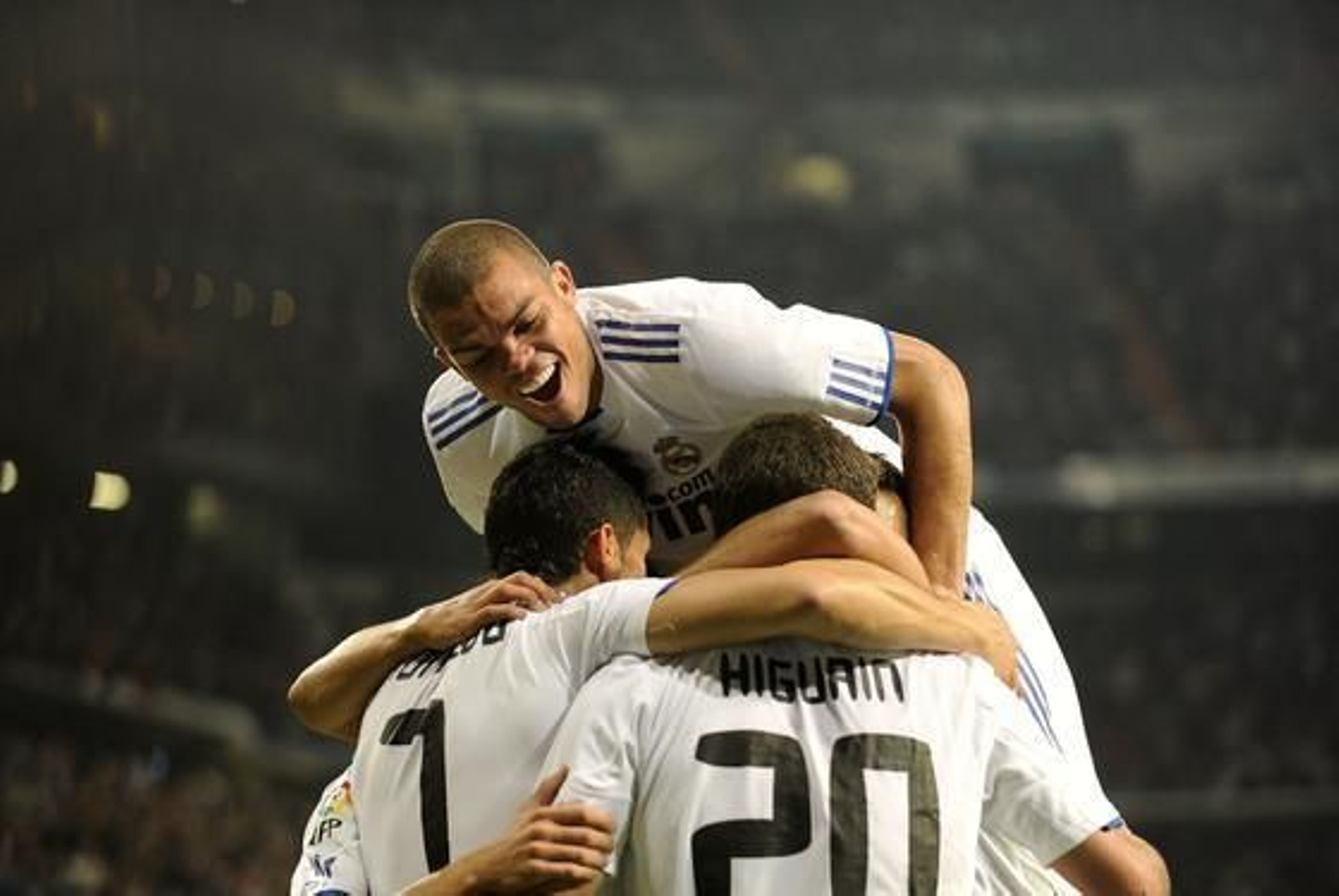 Pepe se sube encima de Higuaín y Cristiano para celebrar uno de los goles. / AFP