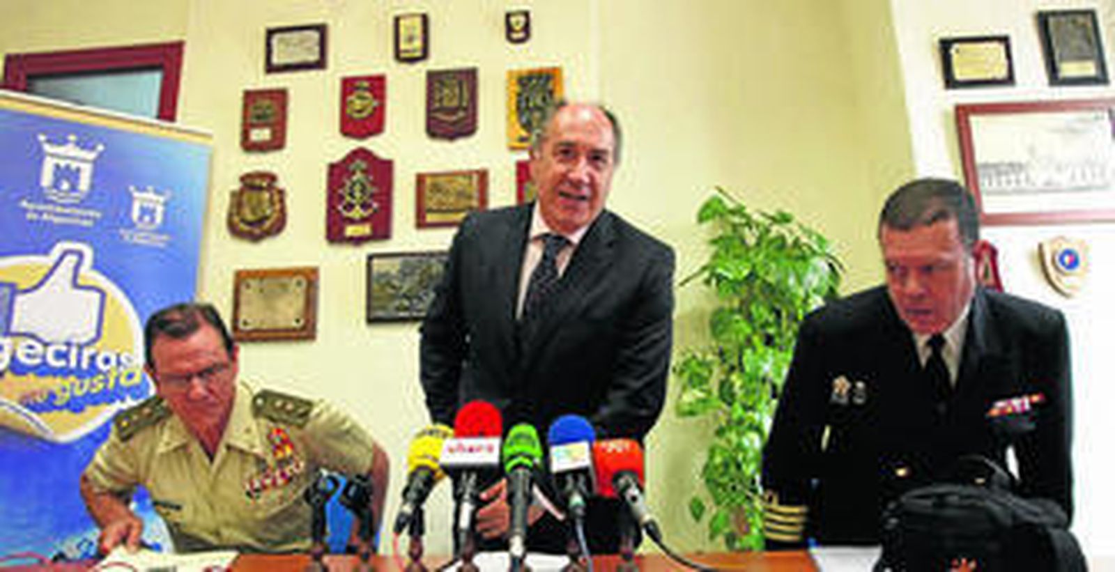 Imagen del gobernador militar, Fernando Caballero, el alcalde de Algeciras, José Ignacio Landaluce, y el comandante naval, Pedro Díaz Rivero, ayer.