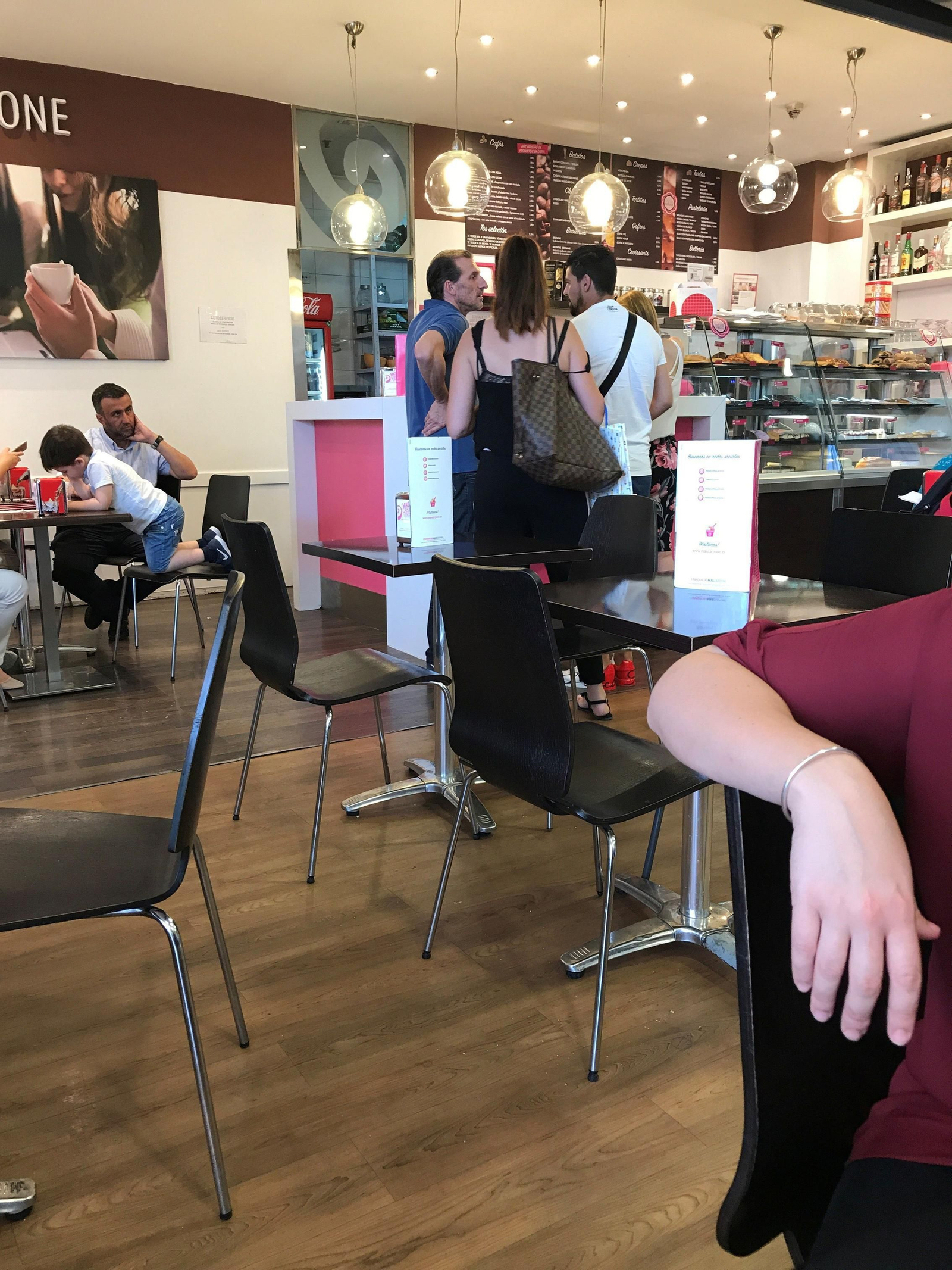 El director deportivo del Sevilla, Óscar Arias, se encuentra con Nolito y su mujer en una heladería-cafetería del Nervión Plaza.