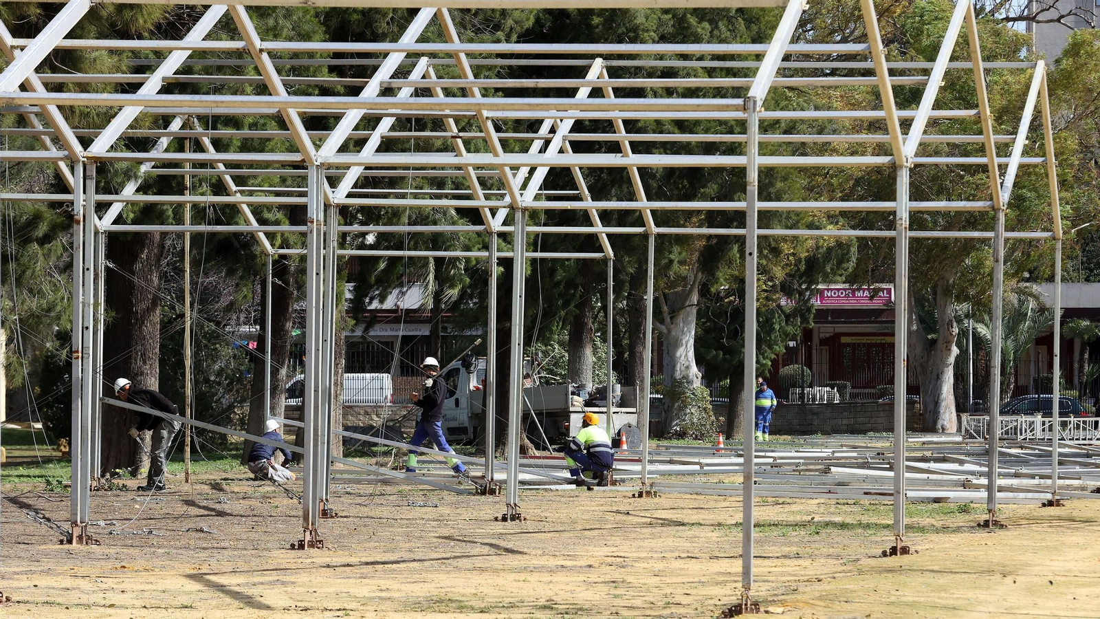 Montaje de las estructuras de la Feria de Jerez.