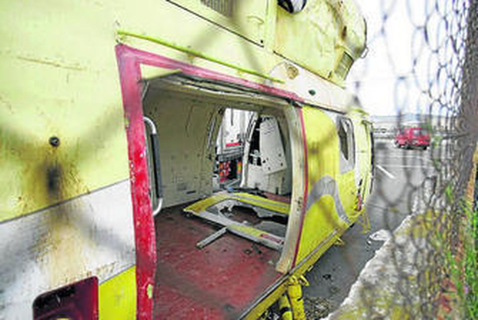 Zona de carga del helicóptero vista desde el lado hacia donde volcó.