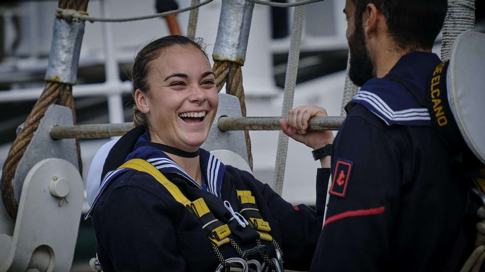El buque escuela 'Juan Sebastián de Elcano' inicia su crucero de instrucción desde el muelle de Cádiz.