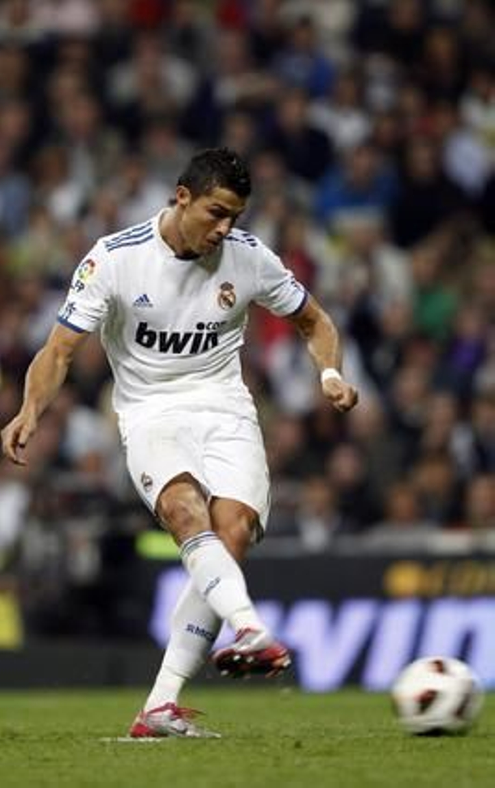 El Real Madrid golea 6-1 al Racing en casa con cuatro goles de Ronaldo. /