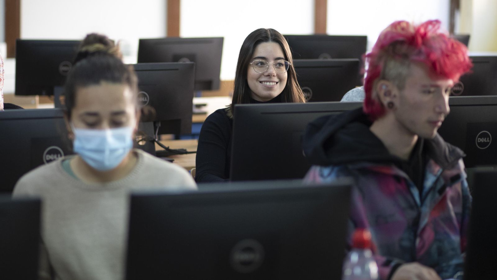Alumnos en el Zaidín Vergeles de Granada con mascarilla y sin ella un día después de cambiar la norma sobre cubrebocas en interiores.