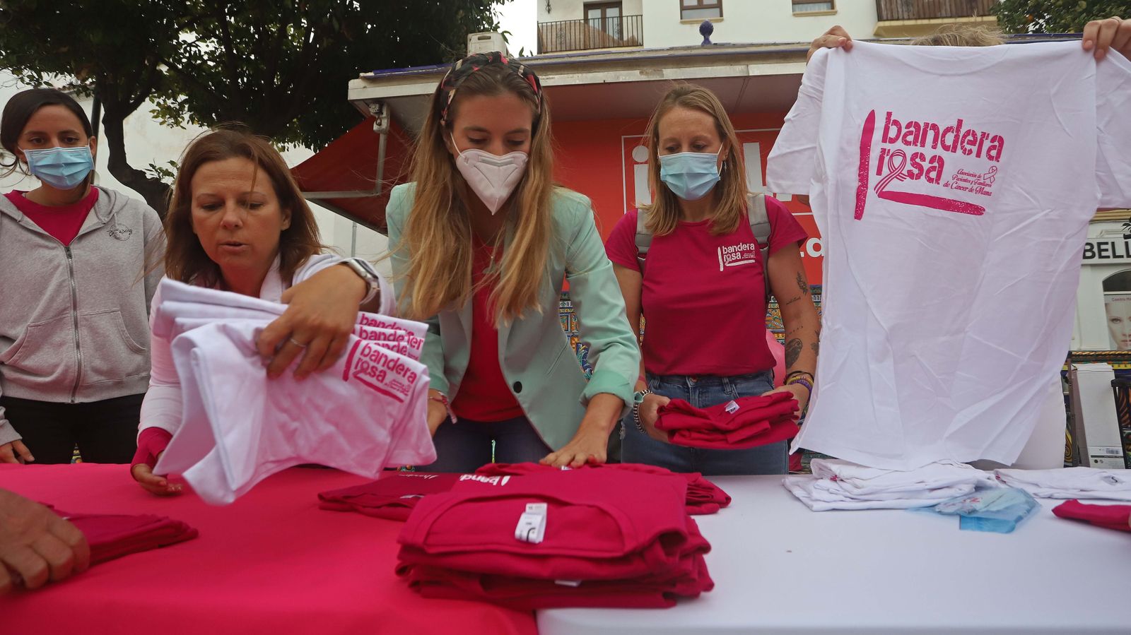 Fotos de la celebración del Día Mundial Contra el Cáncer de Mama en Algeciras