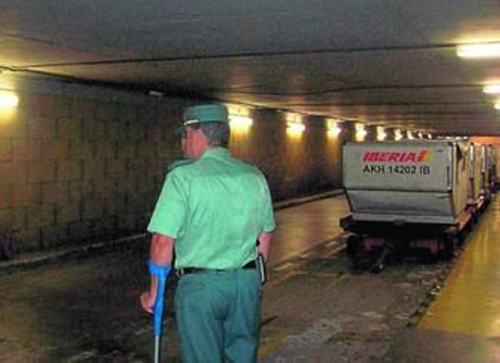 El guardia civil afectado por esta decisión del tribunal médico militar, en el aeropuerto de San Pablo.