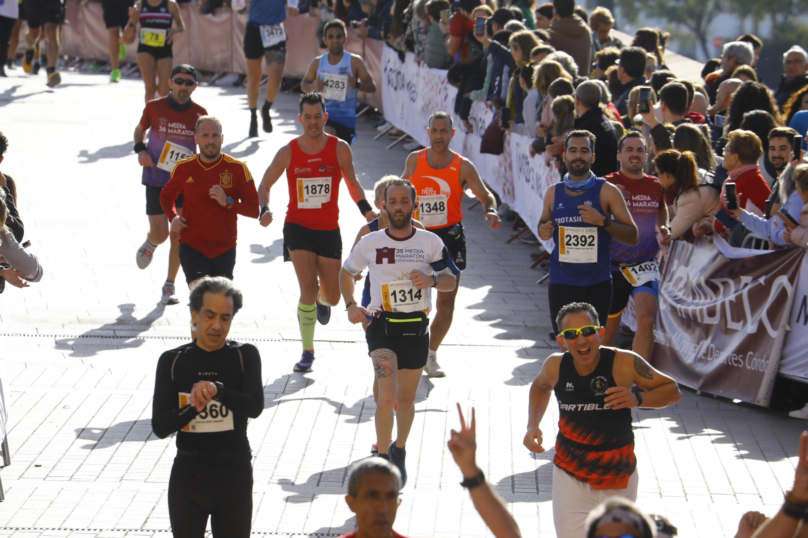 La gloria de cruzar la Puerta del Puente: imágenes de la meta de la 36 Media Maratón de Córdoba