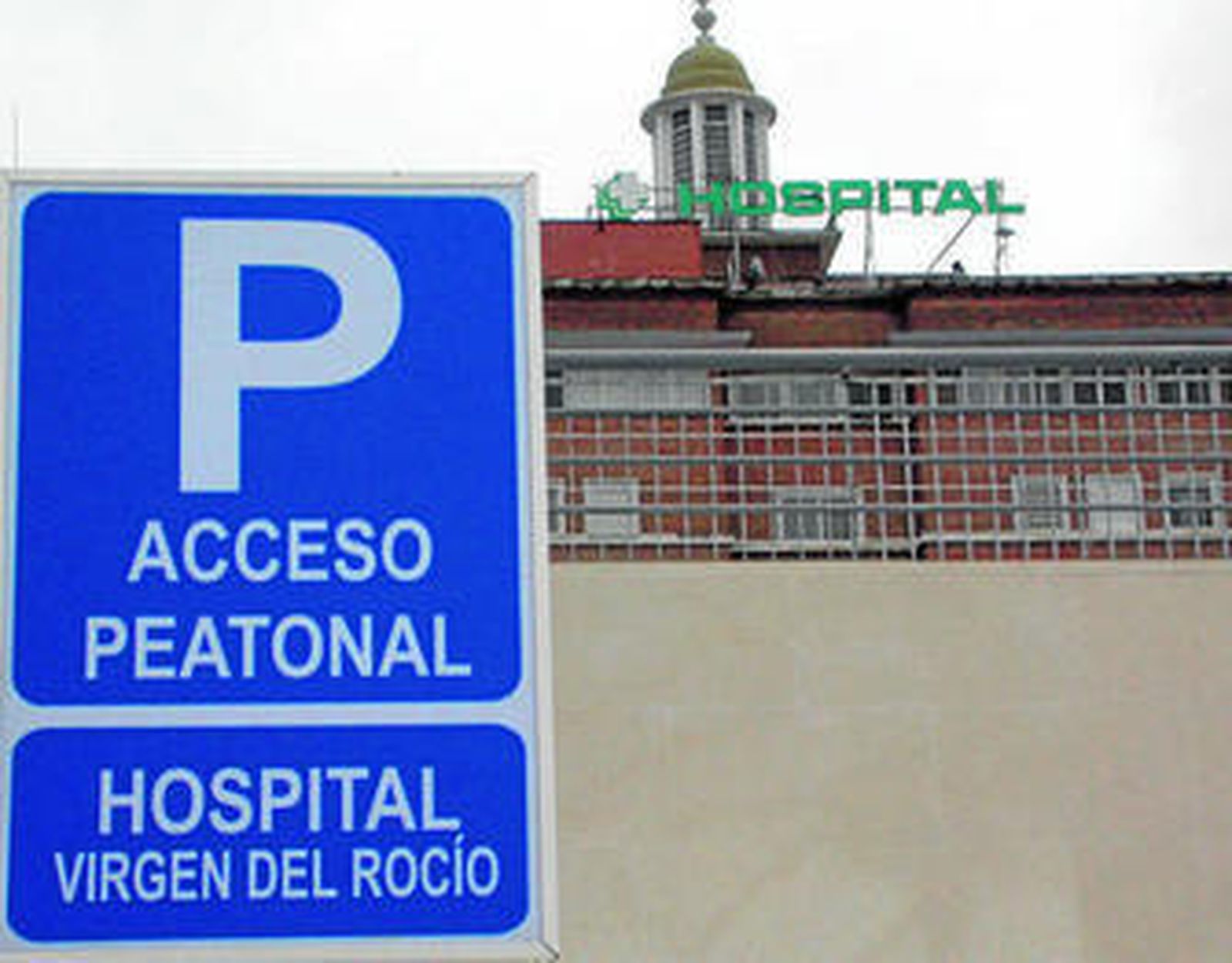 Vista del aparcamiento del hospital que da a Manuel Siurot, en la puerta principal.
