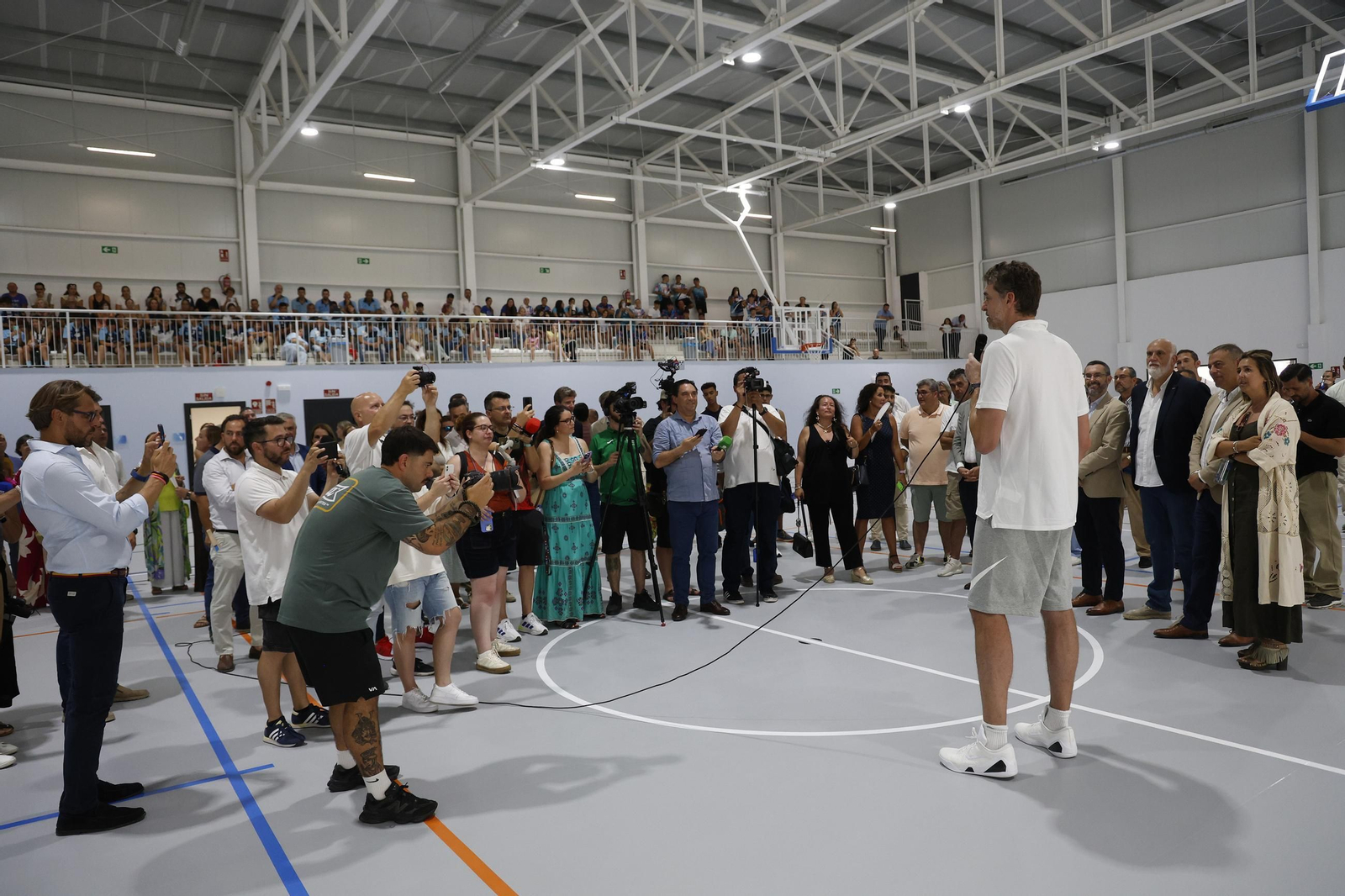 fotos de la inauguración con Pau Gasol del nuevo pabellón deportivo de Punto Ribot en La Línea