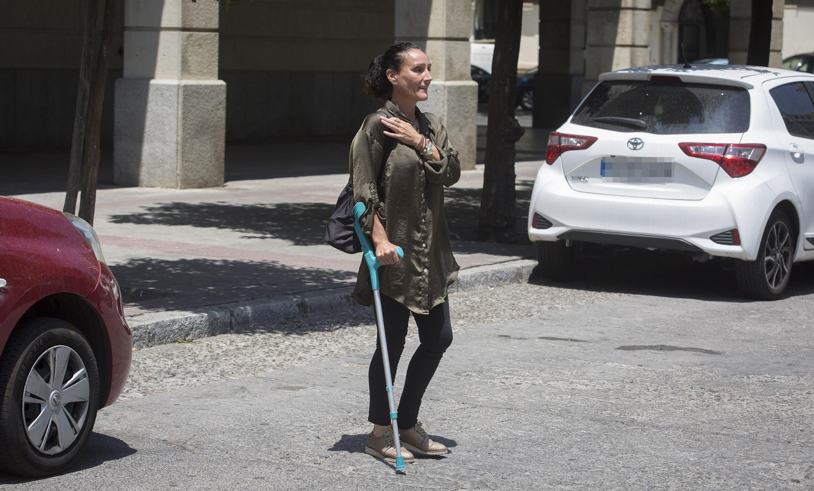 La juez María Núñez Bolaños sale de los juzgados, ayudándose con una muleta debido a un esguince de tobillo