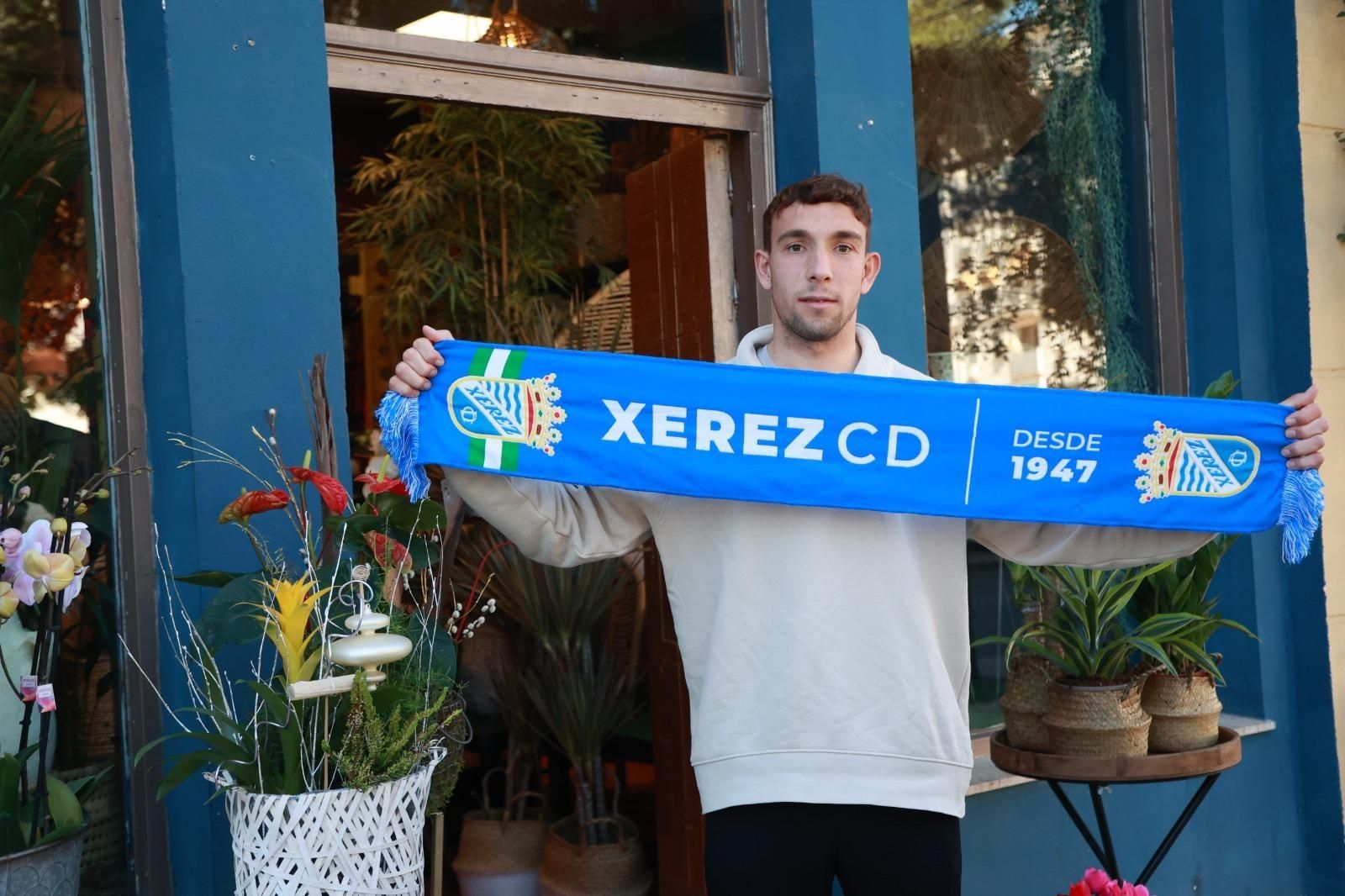 Alejandro Satoca posa con una bufanda del Xerez CD tras ser presentado este jueves.