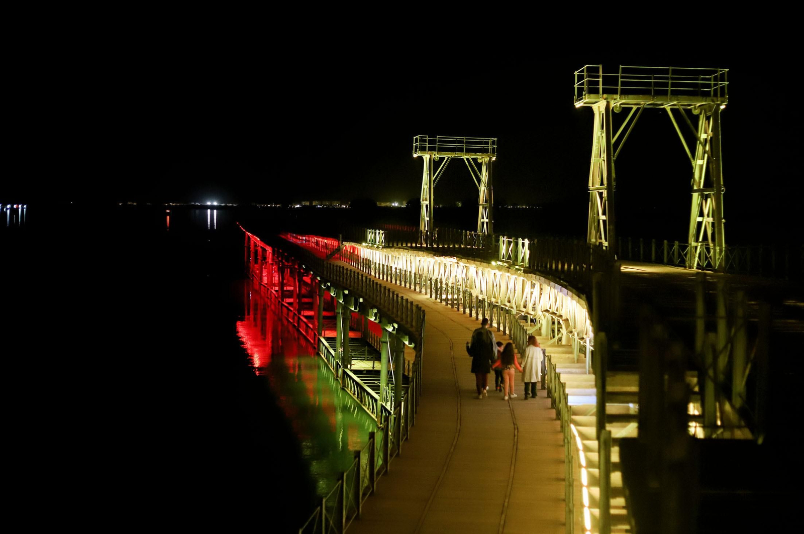El muelle de mineral de la compañía Riotinto se engalana con los colores de España para celebrar el día de la Hispanidad, en imágenes