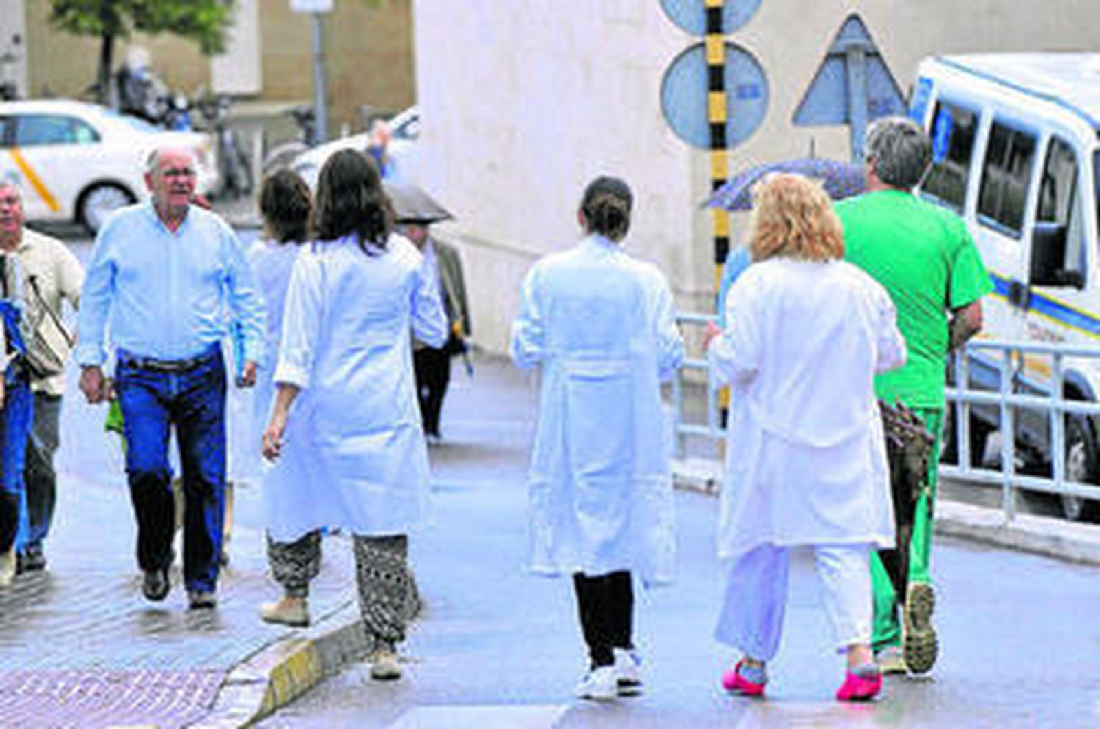 Profesionales sanitarios en el Virgen del Rocío.