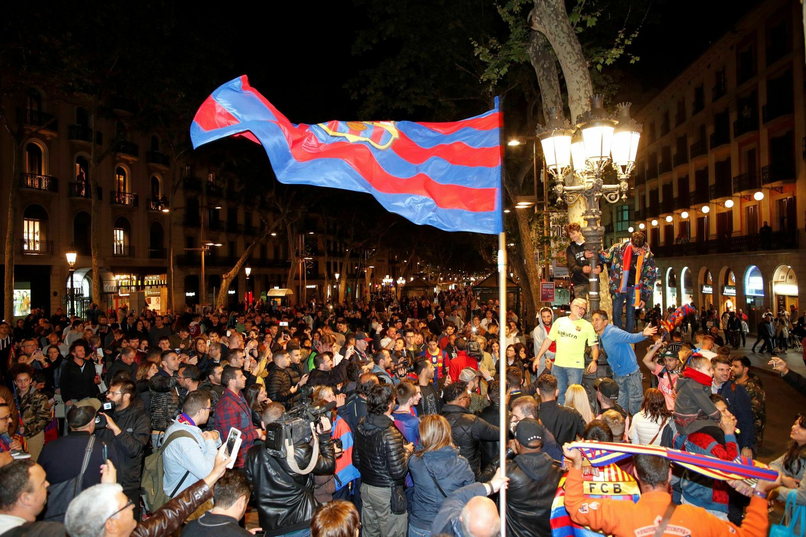 Los aficionados del Barcelona celebran en la Fuente de Canaletas la consecución del título de Liga.