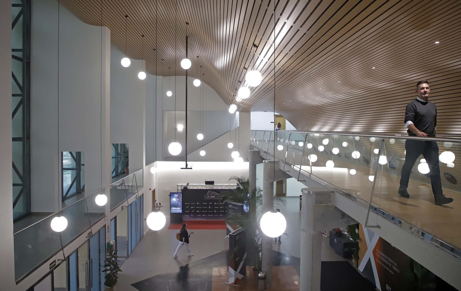 La entrada al Palacio de Congresos de La Línea.