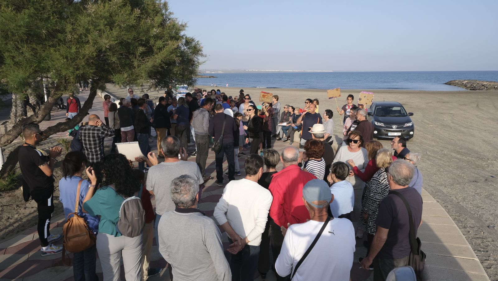 Concentración de los vecinos de Costacabana por los vertidos de agua al mar