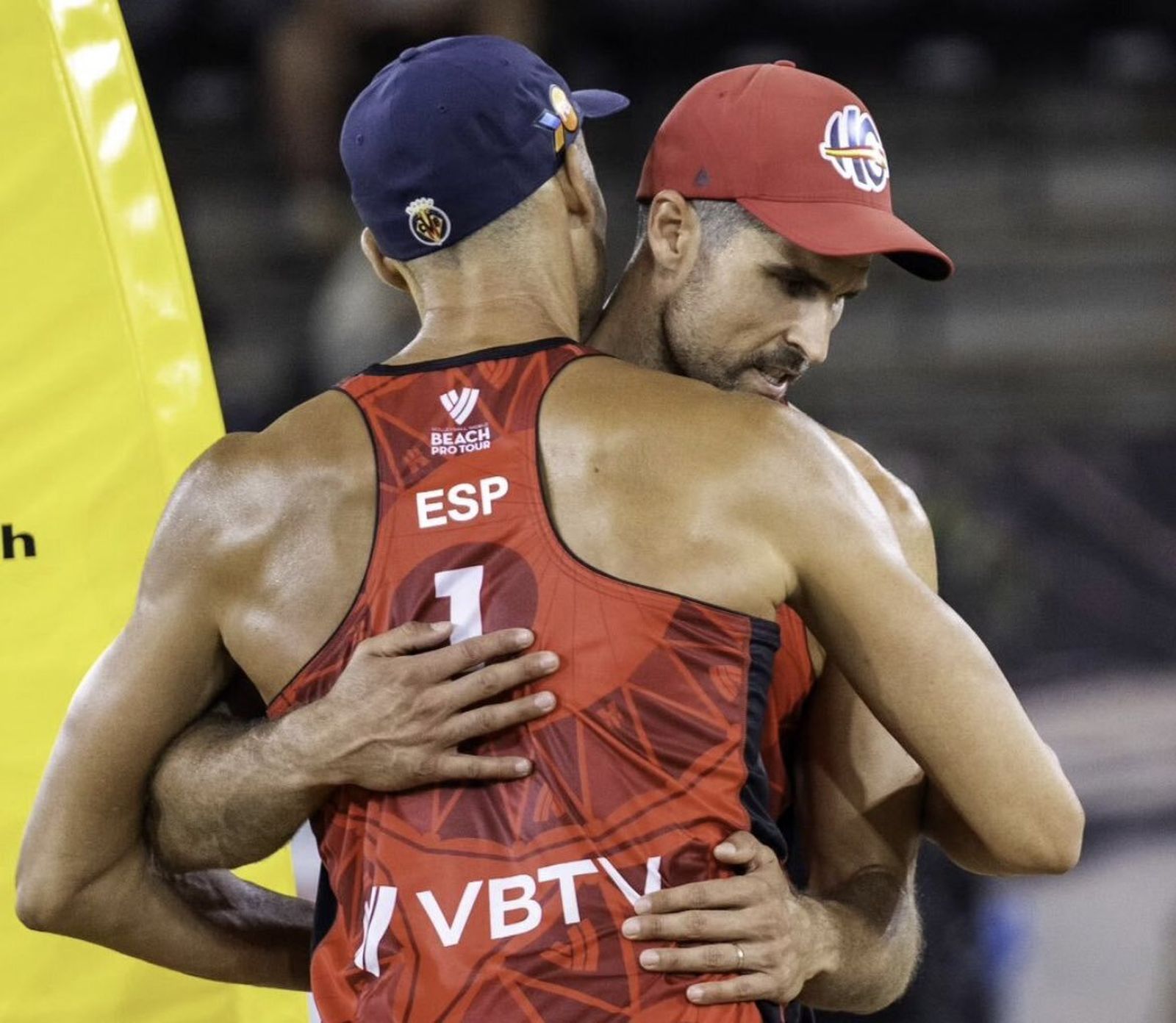 Adrián Gavira abraza a Pablo Herrera durante un partido en Hamburgo