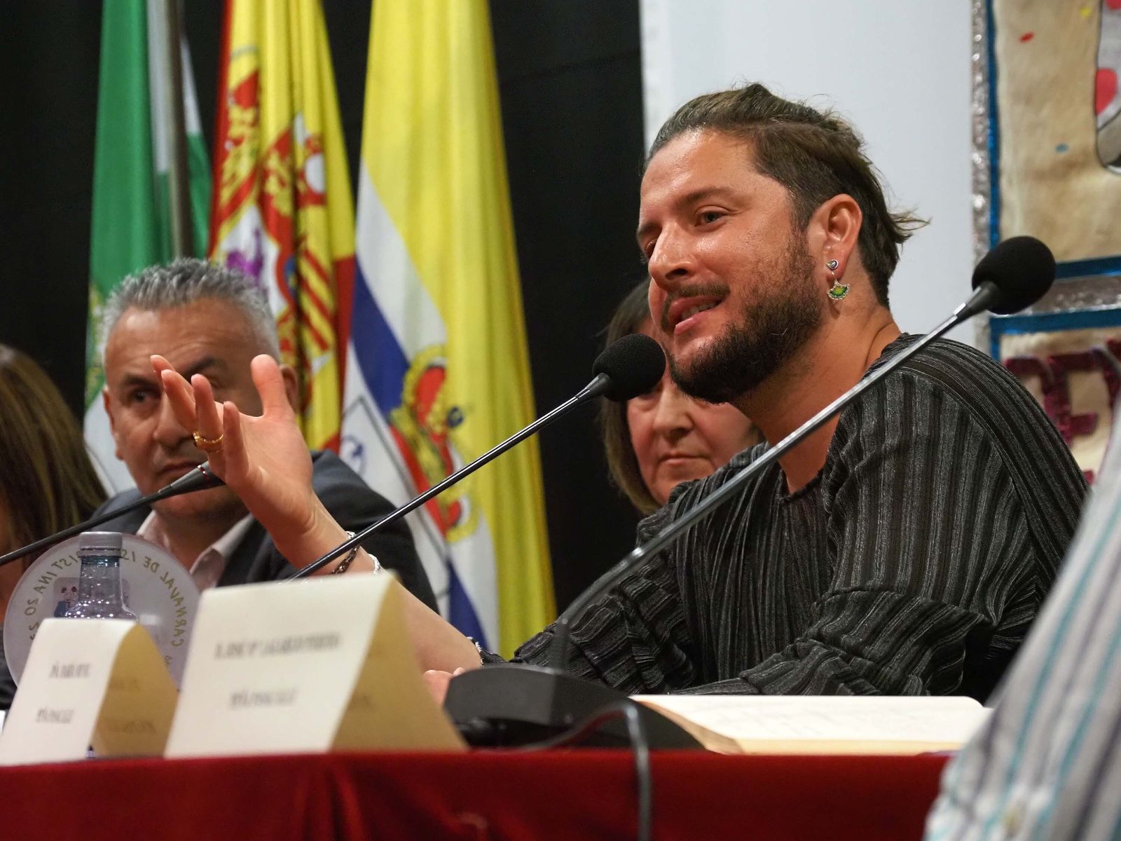 Manuel Carrasco regresa a su Isla Cristina para recibir el Galardón de la Peña Pasacalles, en imágenes