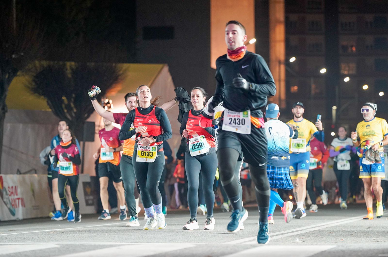 En imágenes: búscate en tu llegada a meta de la Carrera de San Antón 2026 (15)