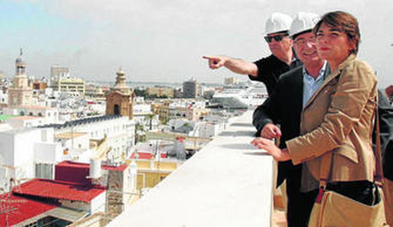 Elena Cortés contempla la vista del casco histórico de Cádiz durante su visita ayer a la Casa Lasquetty.