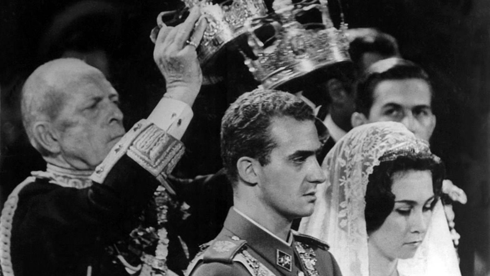 Los futuros reyes siendo coronados.