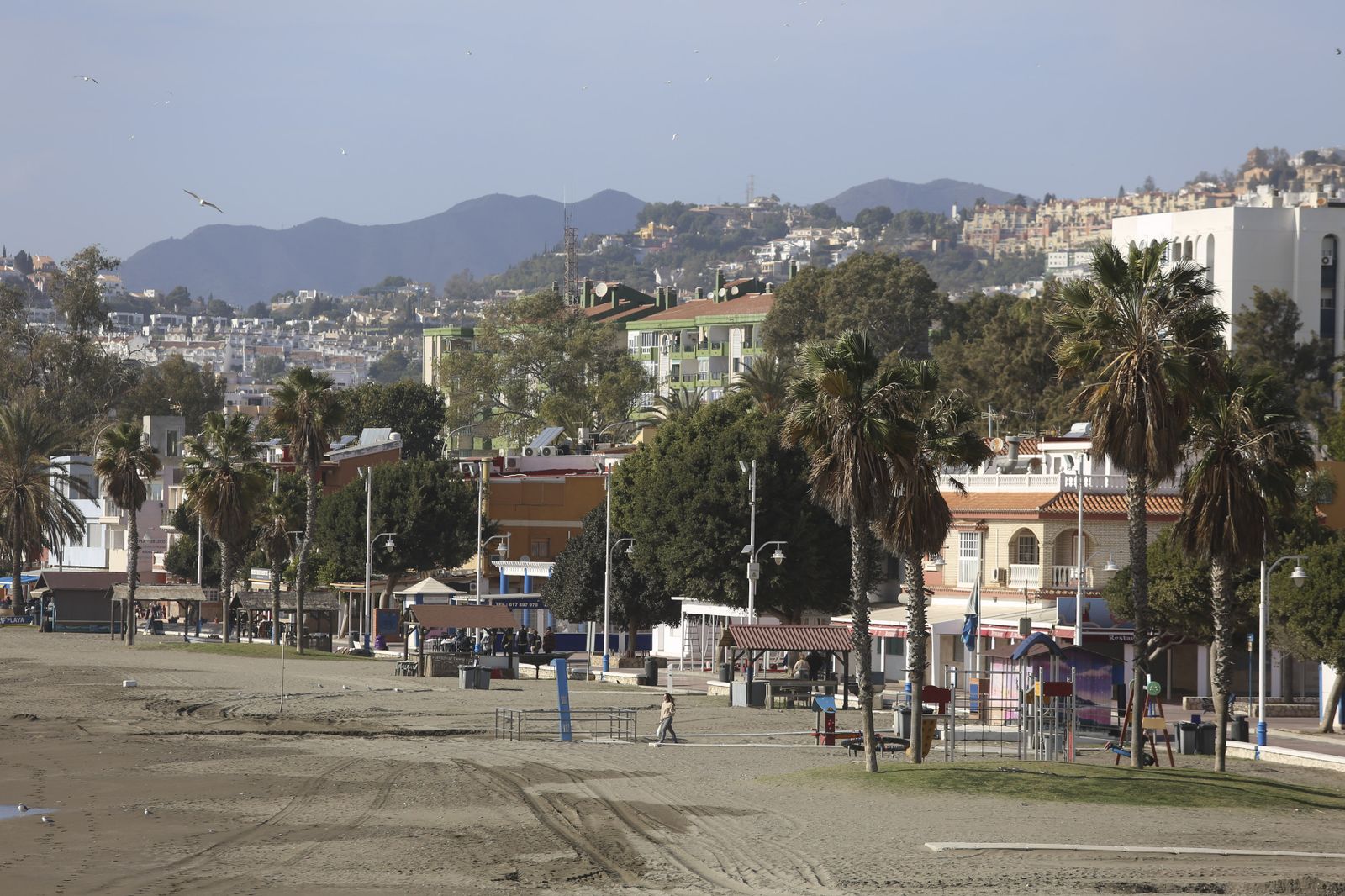 Distintos locales del paseo marítimo de El Palo.