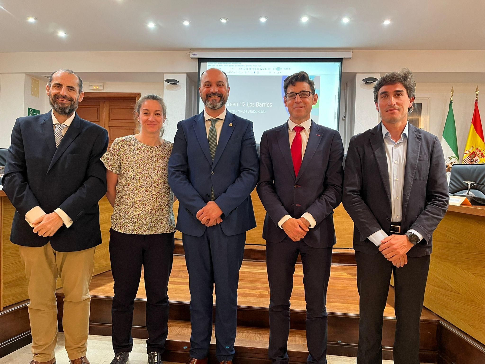 Representantes de EDP, junto al alcalde de Los Barrios.