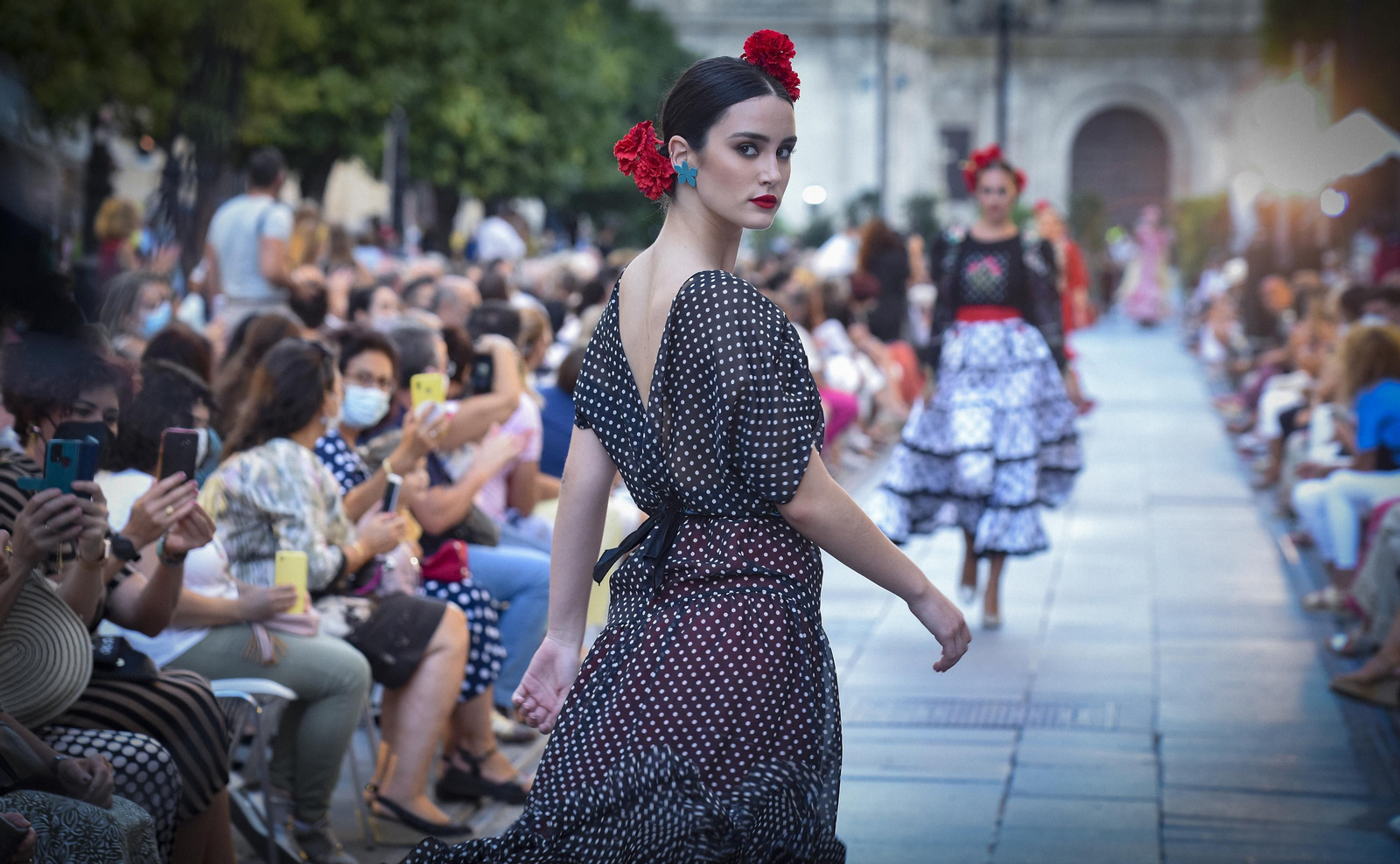 El desfile de moda flamenca de la Avenida de la Constitución, en imágenes