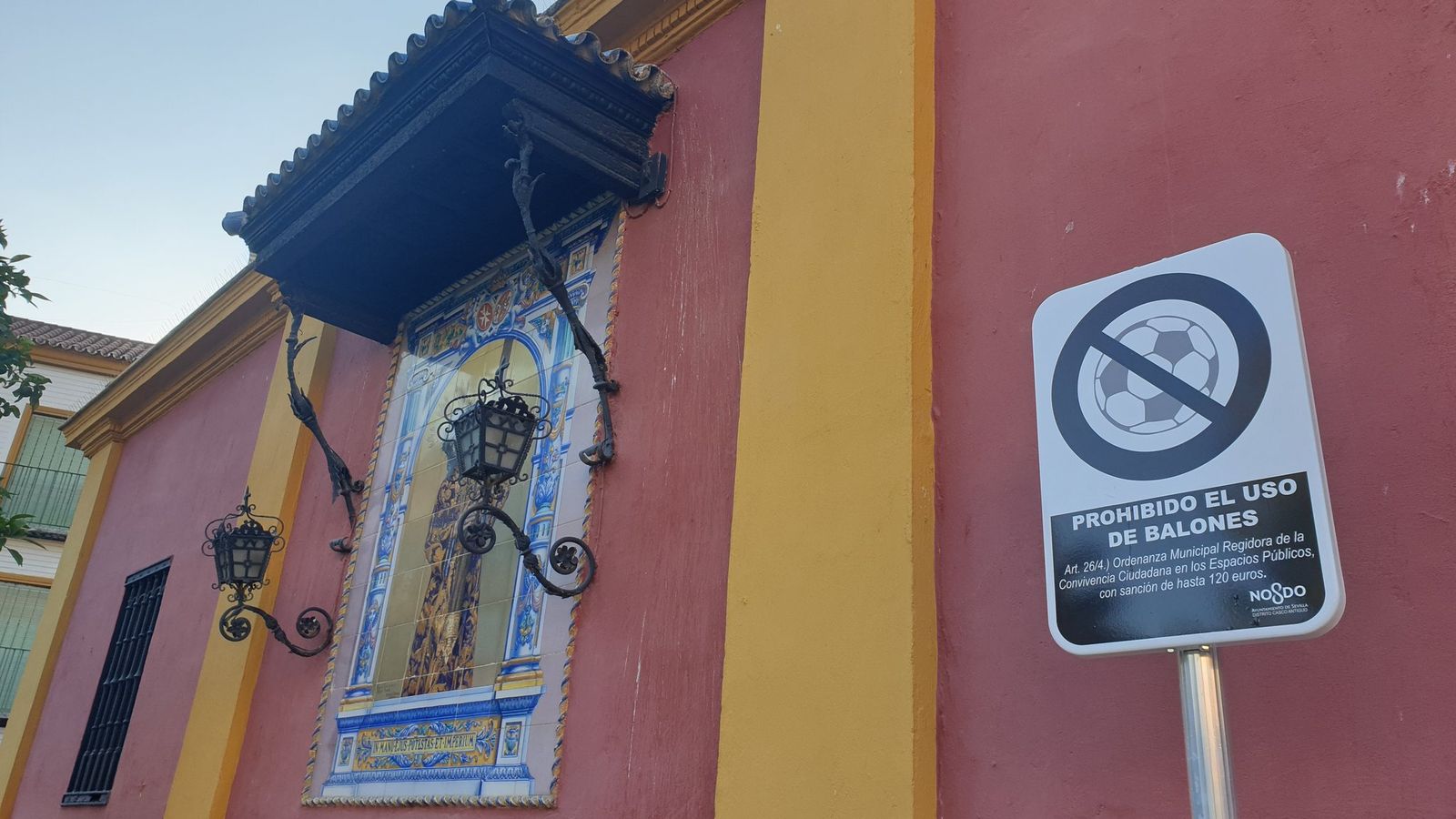 El polémico letrero en la Plaza de San Lorenzo