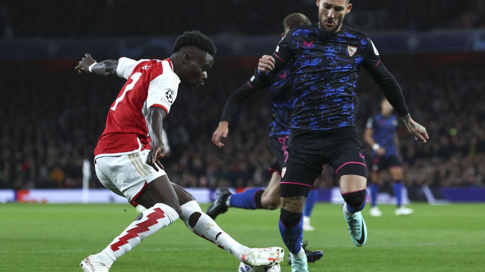 Gudelj es regateado por Saka en el primer periodo.