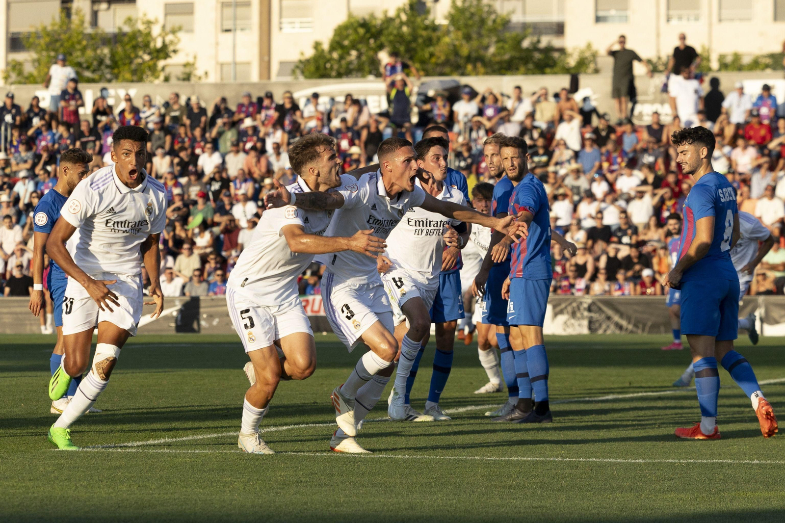 Rafa Marín, con lo brazos abiertos, celebra un gol con el Castilla ante el Eldense.