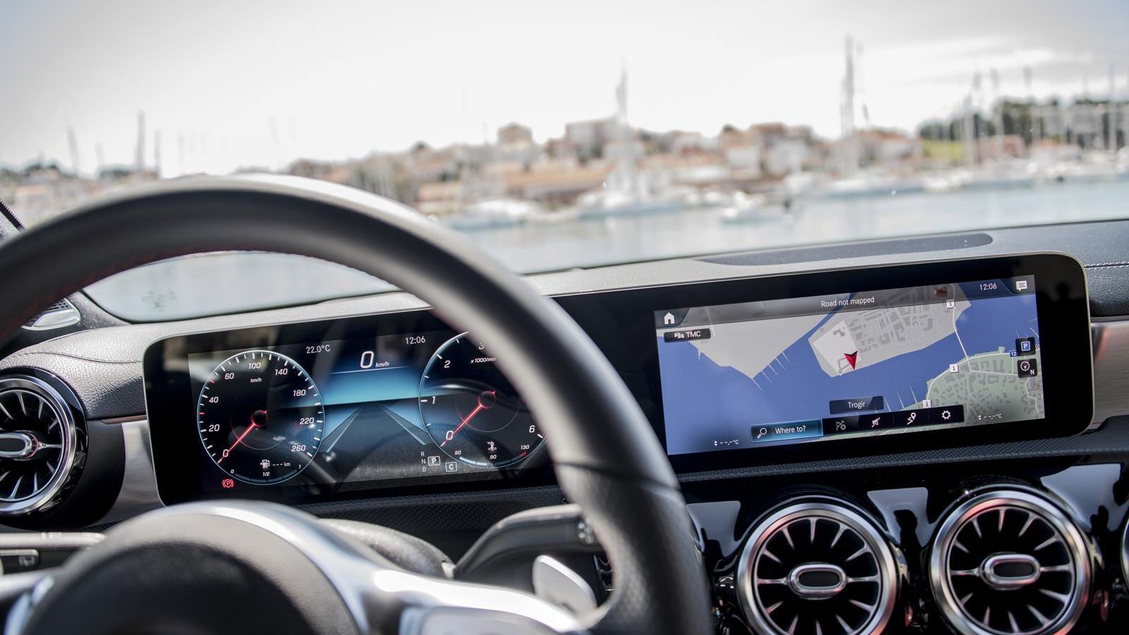 El interior llama la atención por las dos pantallas y la ausencia de capilla.