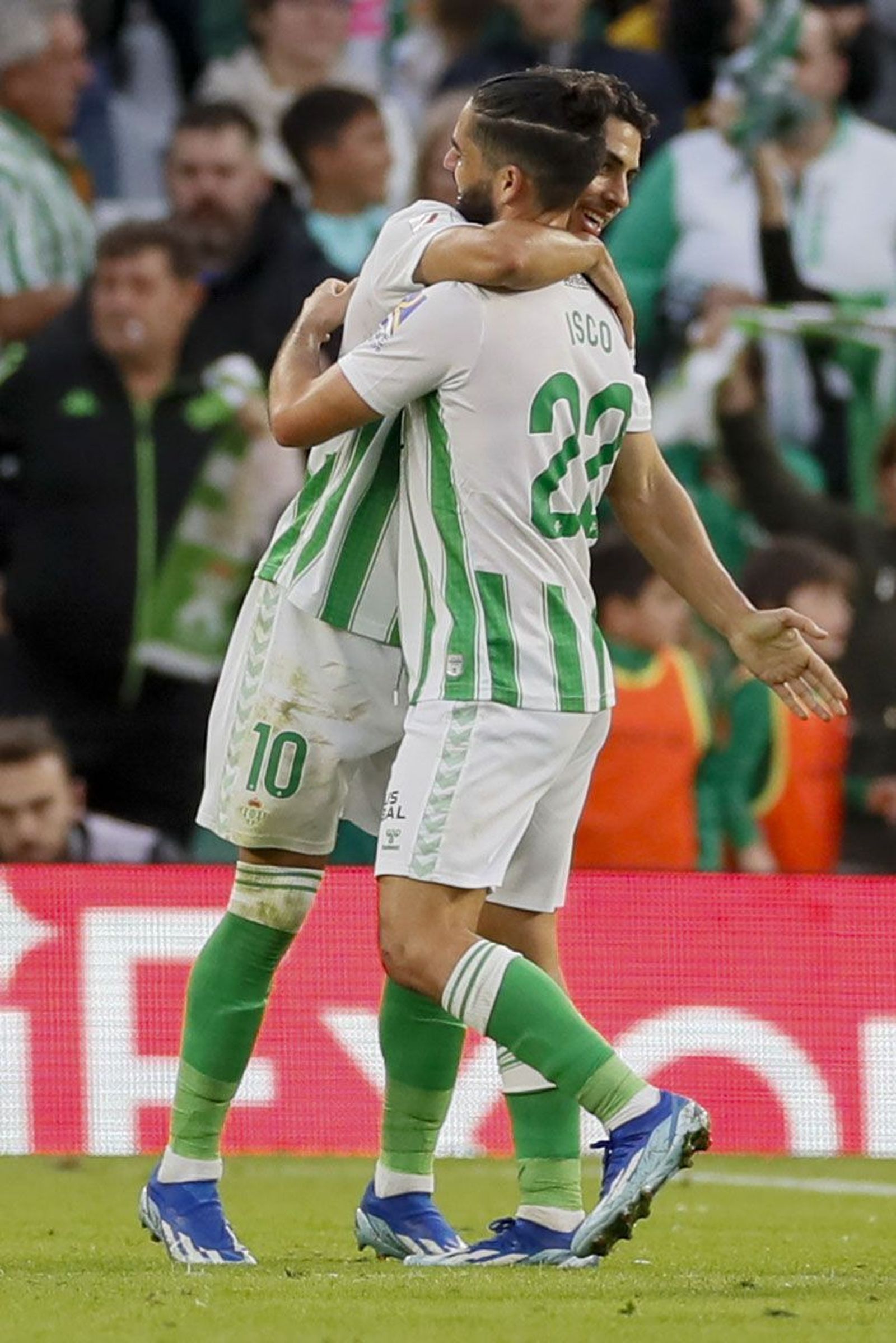 Ayoze es felicitado por su compañero Isco tras hacer el segundo gol del Betis al Mallorca el pasado sábado.