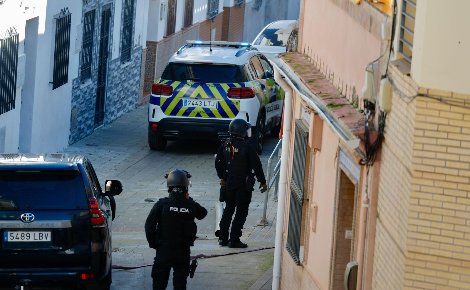 Varios policías en la casa donde se ha atrincherado un hombre este domingo.