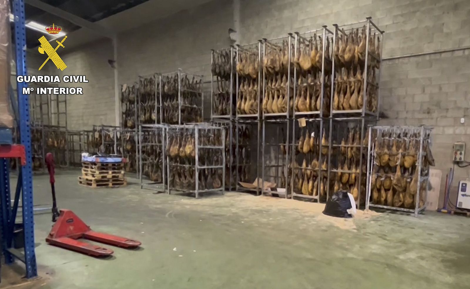Localizan más de 50 toneladas de falsos jamones y paletas de pata negra en Alcalá y Dos Hermanas