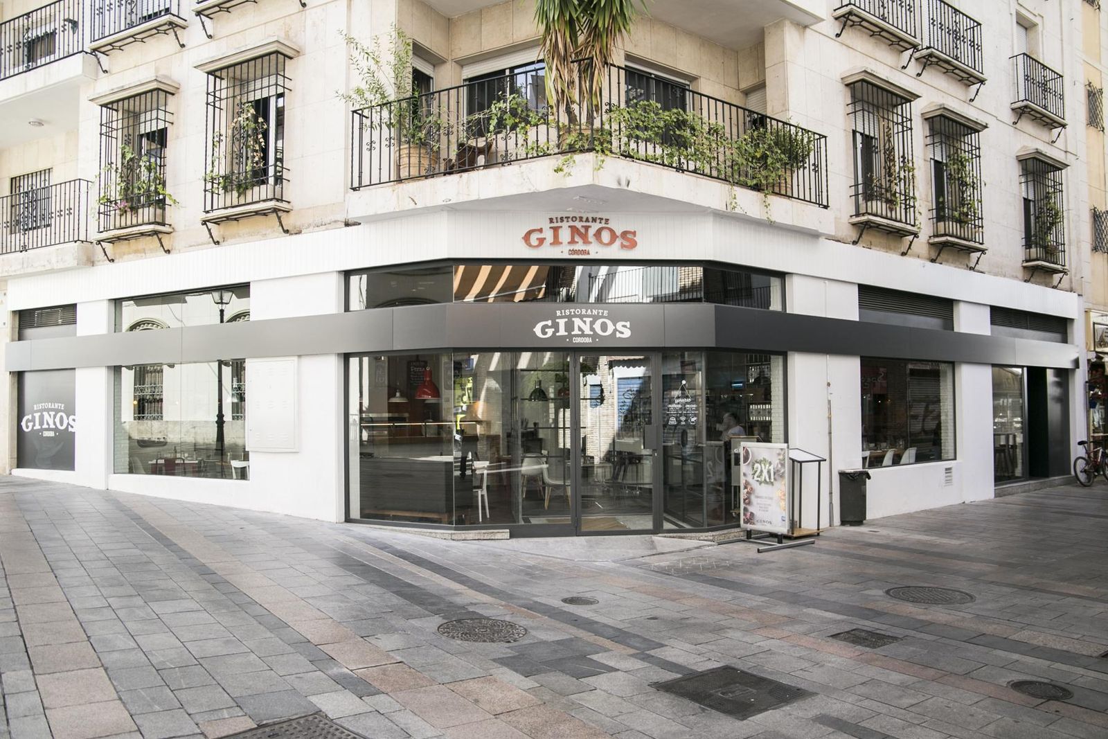 Ginos abre su restaurante en Ángel Saavedra