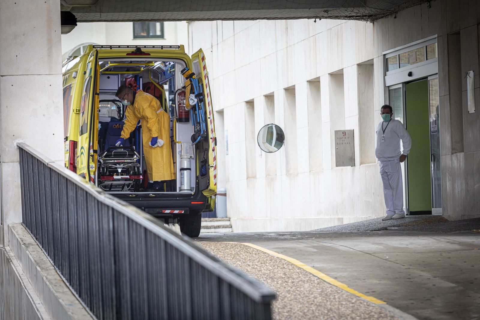 Personal sanitario en las urgencias del hospital Puerta del Mar