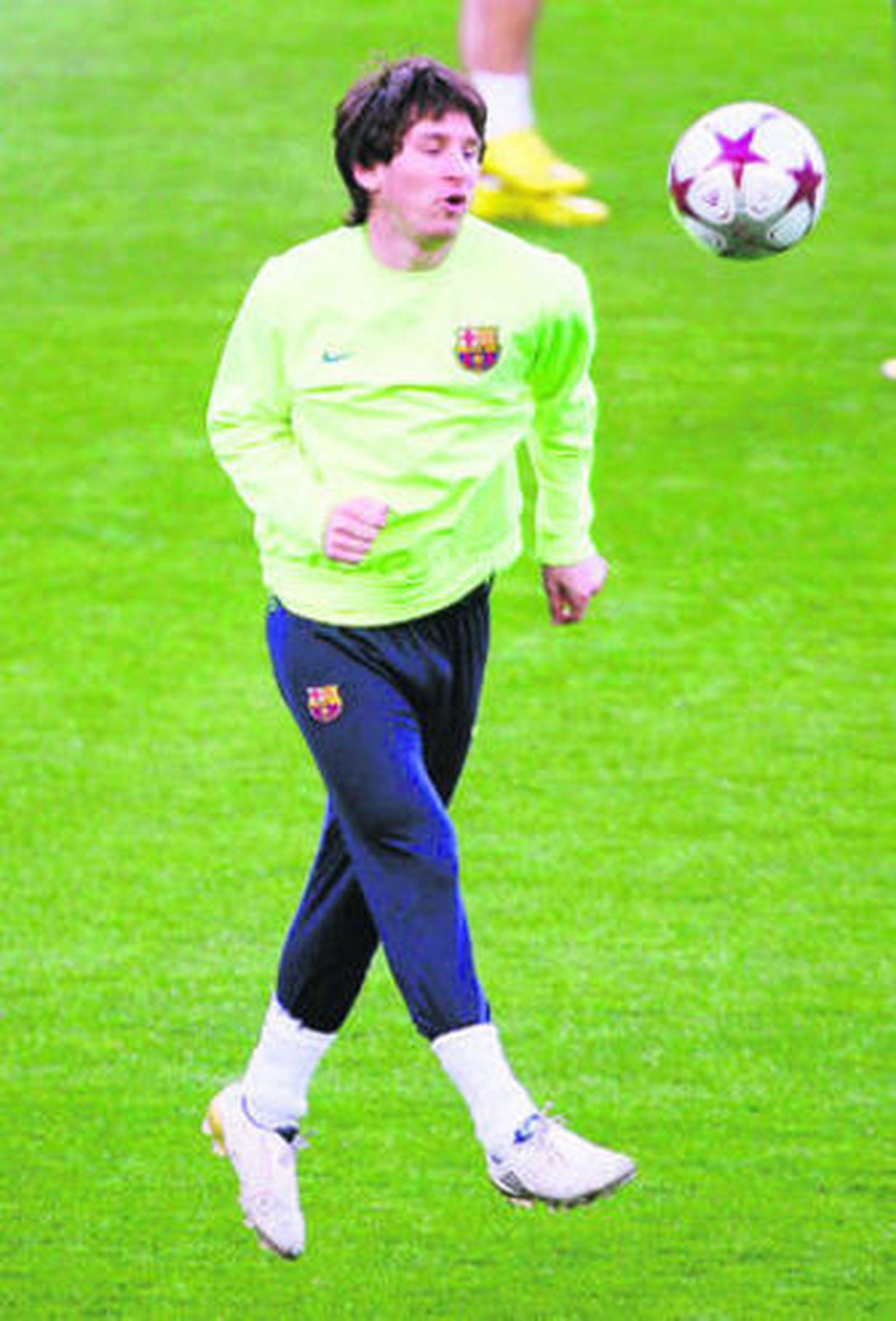 Messi golpea el balón con el pecho en el entrenamiento.