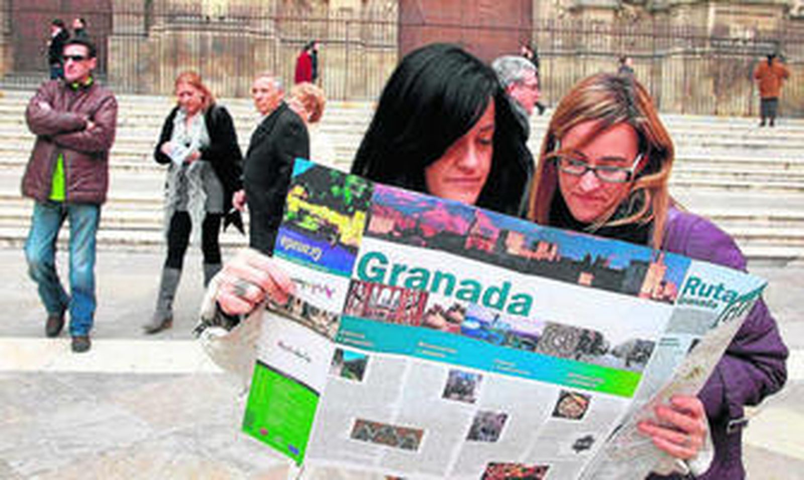 Turistas consultan un mapa de Granada.