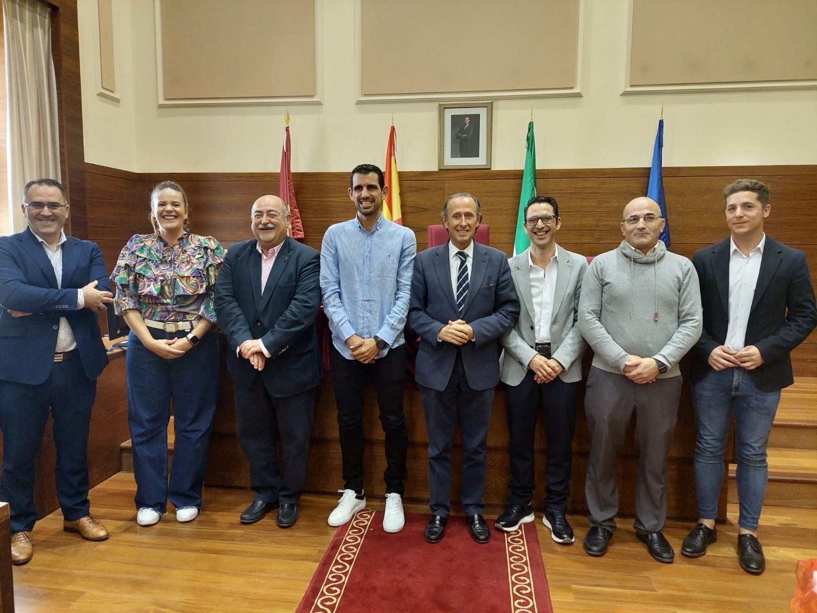 El alcalde con la Corte Real chiclanera de  2023.