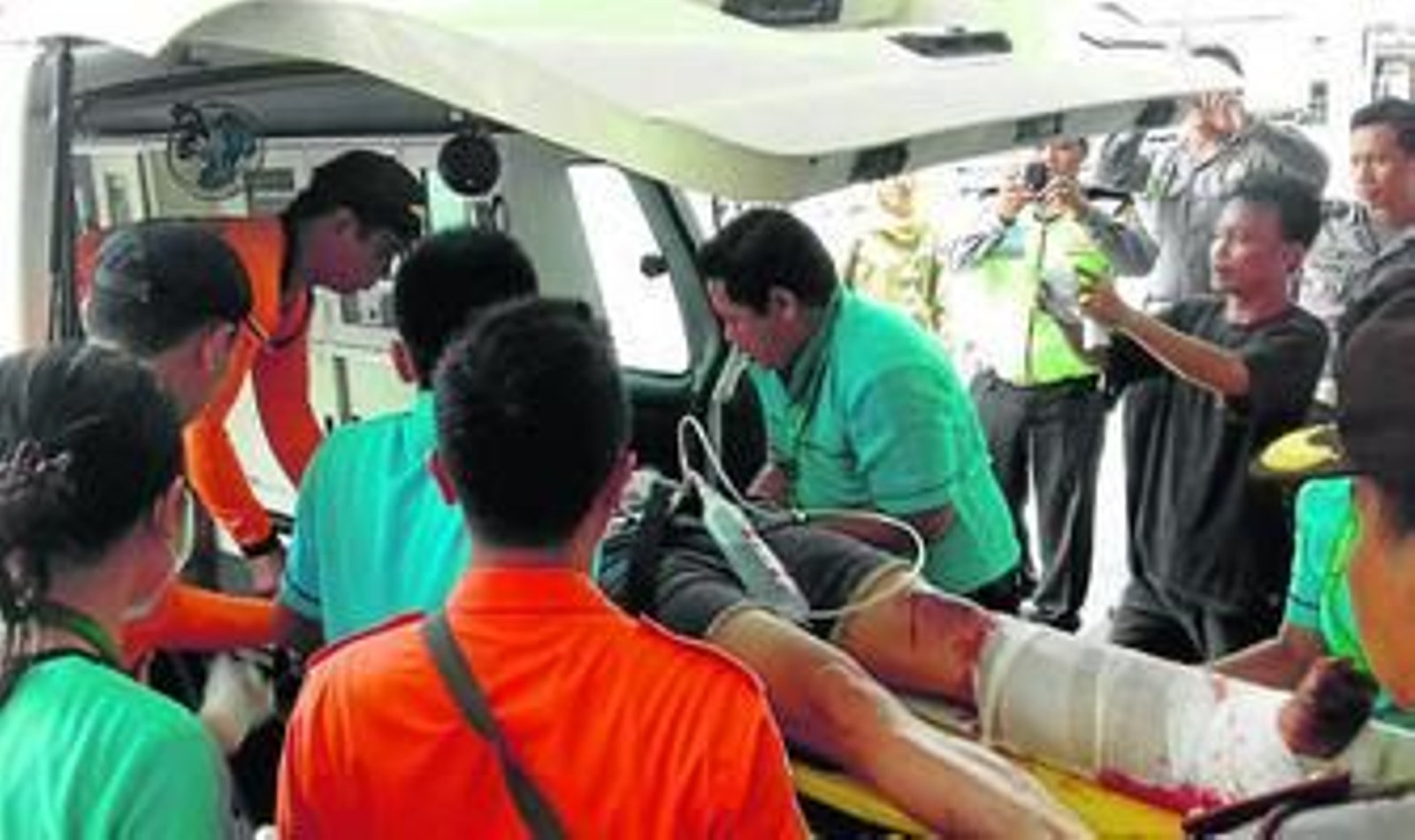 Personal médico presta asistencia a uno de los heridos en el accidente del barco.