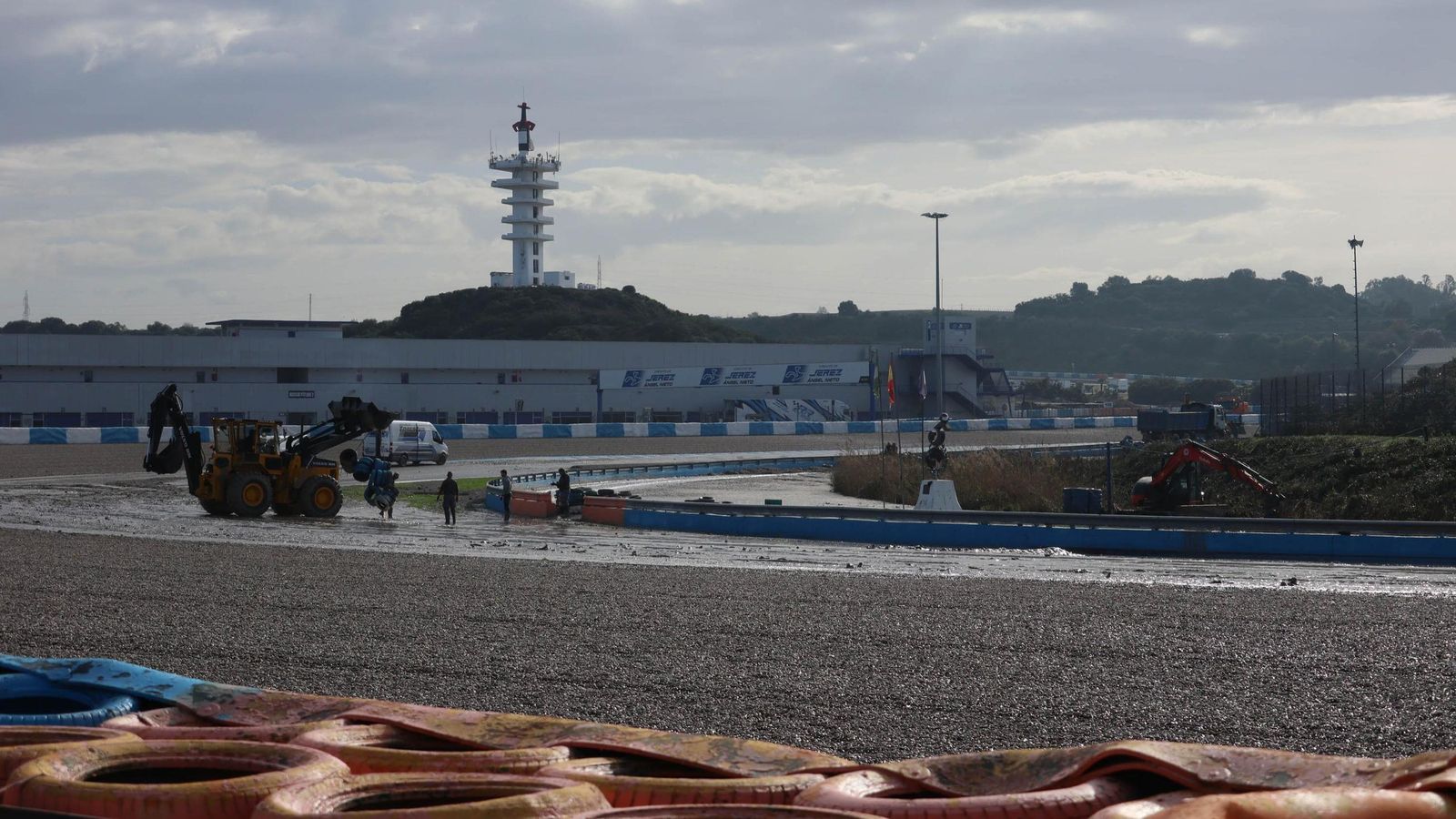 El temporal ha dejado lleno de barro y grava algunas zonas del Circuito.