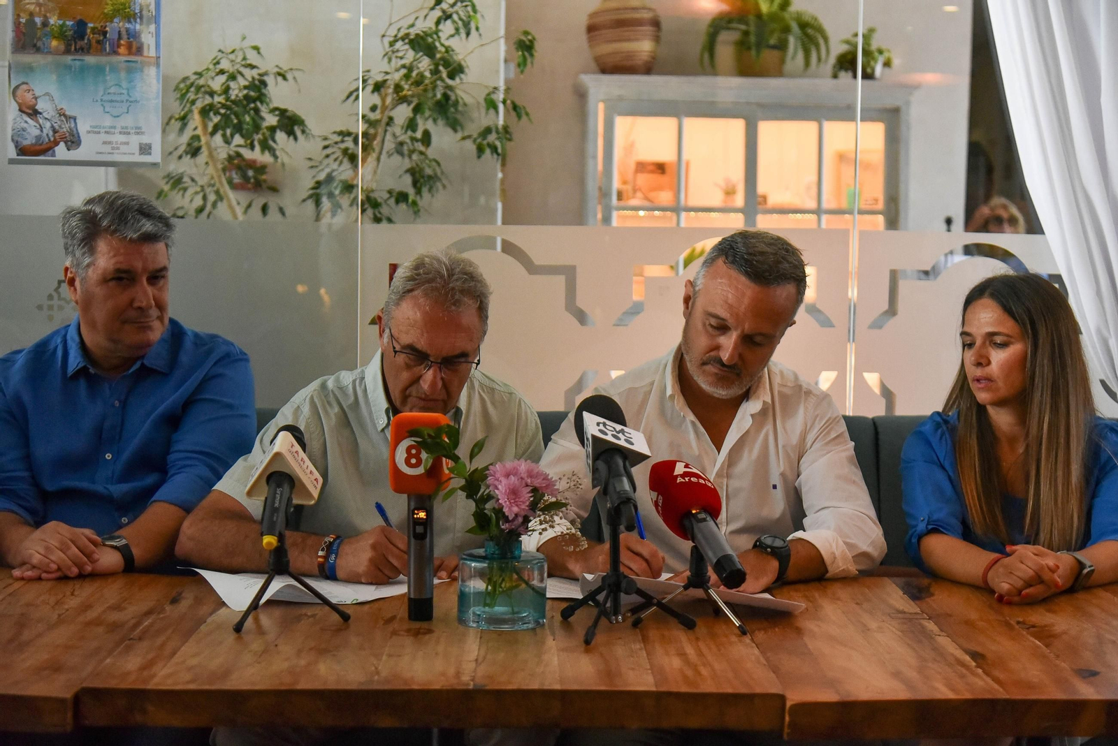 José Santos y Jorge Benítez -segundo y tercero por la izq- firman en 2023 el pacto de gobierno en Tarifa, flanqueados por Ignacio Trujillo y Celia Rico. José Santos y Jorge Benítez -segundo y tercero por la izq- firman en 2023 el pacto de gobierno en Tarifa, flanqueados por Ignacio Trujillo y Celia Rico.